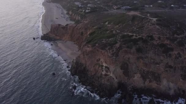 AERIAL: πτήση πάνω από το Μαλιμπού, Καλιφόρνια άποψη της παραλίας Shore Line Paficic ωκεανό στο ηλιοβασίλεμα με βουνό γκρεμό — Αρχείο Βίντεο
