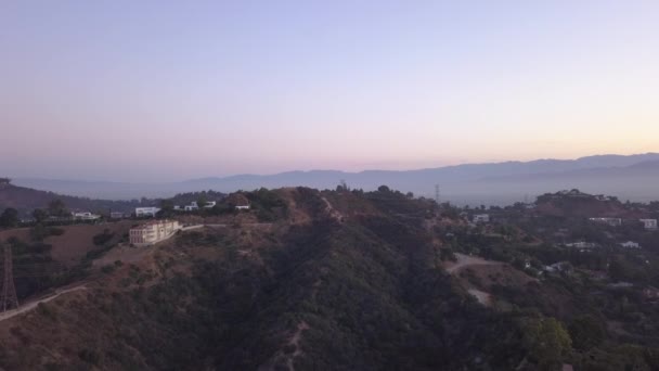 AÉRIAL : Au-dessus des collines d'Hollywood au lever du soleil avec vue sur les collines et la vallée à Los Angeles vue — Video