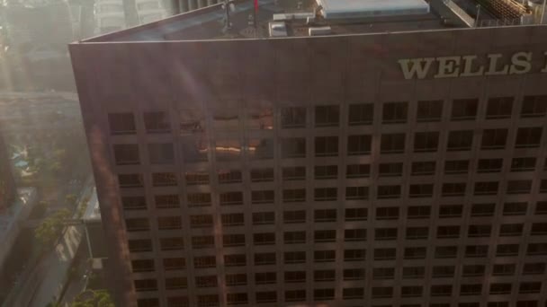 AERIAL: Perto do prédio de escritórios do centro da cidade em Los Angeles, em uma bela luz do nascer do sol com drone — Vídeo de Stock