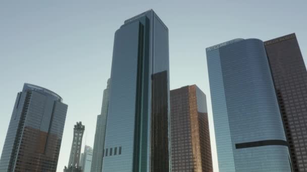 AERIAL: Backar upp från centrala Los Angeles, Kalifornien Skyline med titta på Skyline skyskrapor på vacker blå himmel och solig dag — Stockvideo
