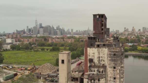 空気:曇りの灰色の日に背景にニューヨーク市スカイラインと古い倉庫の上 — ストック動画