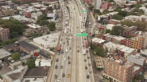 AERIAL: Sobre la autopista de la ciudad de Nueva York con tráfico de autos ocupado en el día gris — Vídeo de stock