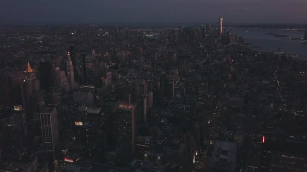 AÉRIAL : Vol de nuit d'un drone de Manhattan avec une lumière brillante à New York — Video