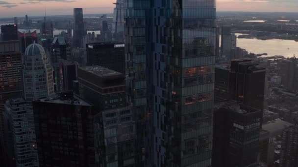 AERIAL: epic view of enourmus new Manhattan Skyscraper at Sunset with traffic lights — 图库视频影像