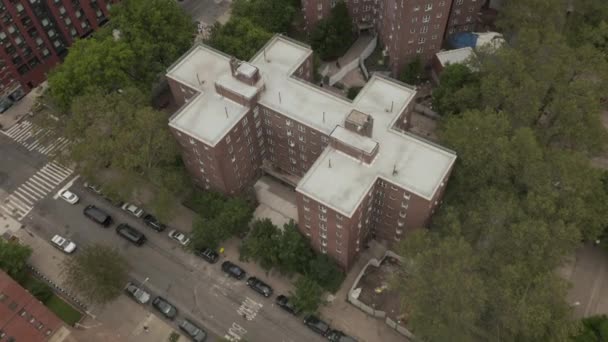 AERIAL: Birds View flight over typicall New York City neighborhood apartment bulilding with garden, dark mood, Manhattan — ストック動画