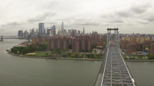 AÉRIAL : Vol au-dessus du Williamsburg Bridge côté Manhattan avec New York City Skyline par temps nuageux — Video