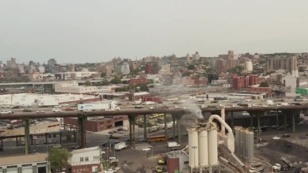 AERIAL: Sobre New York City Cargo Warehouses e rodovia no dia Cinza — Vídeo de Stock