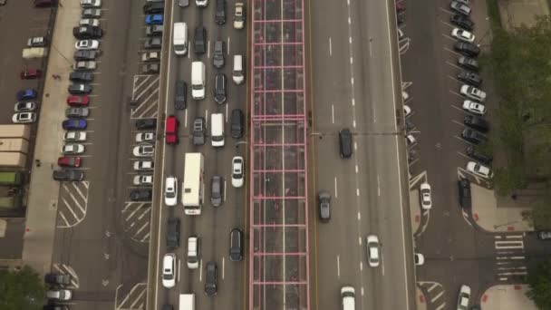 AERIAL: Birds View of bridge with heavy car traffic, Νέα Υόρκη — Αρχείο Βίντεο