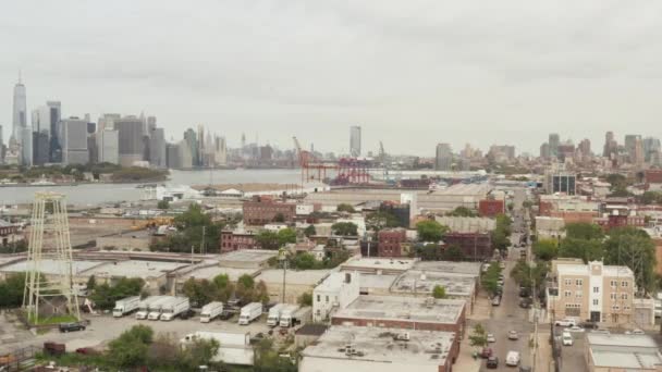 AERIAL: Over NYC Docks Warehouses towards industrial cranes on cloudy day with view of Manhattan Skyline in — 图库视频影像