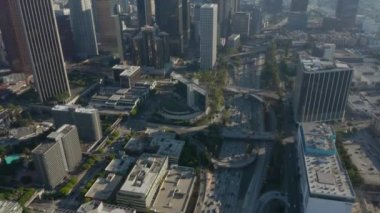 Los Angeles şehir merkezi, Kaliforniya kavşak trafiği palmiye ağaçları ve arka planda gökyüzü ve güneşli bir günde gökyüzü. 