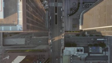 Slow Birds 'ün gözü Los Angeles şehir merkezindeki güzel Sunrise Light' ta gökdelenlerin çatılarını ve araba trafiğini gören uçuşu izliyor. 