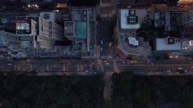 Central Park 'taki yoğun araba trafiğiyle New York yoluna kuşların bakış açısı 