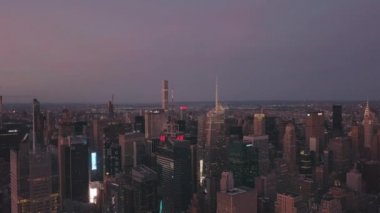 Manhattan İHA 'sı New York' ta Parlayan Şehir Işığıyla Gece Uçuşu 