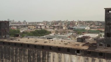 Gri günde New York Şehri Kargo Depoları ve Karayolu üzerinde 