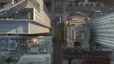 Slow Birds 'ün gözü Los Angeles şehir merkezindeki güzel Sunrise Light' ta gökdelenlerin çatılarını ve araba trafiğini gören uçuşu izliyor. 