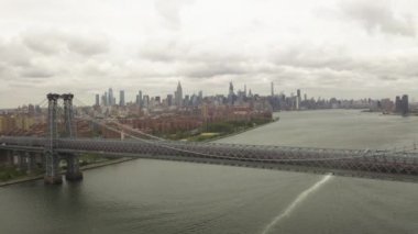 Bulutlu bir günde Williamsburg Köprüsü 'nden Empire State Binası' na uçuş. 