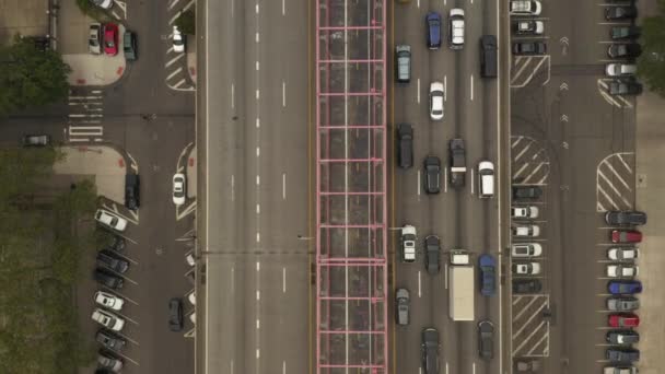 АЭРИАЛ: Птичий вид на мост с интенсивным автомобильным движением, Нью-Йорк — стоковое видео