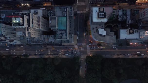 AERIAL: Madarak perspektívája New York City út Central Park forgalmas autó forgalom — Stock videók
