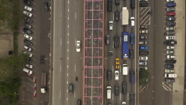 АЭРИАЛ: Птичий вид на мост с интенсивным автомобильным движением, Нью-Йорк — стоковое видео