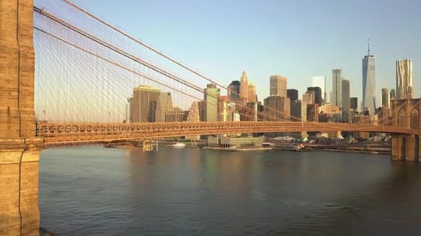 AERIAL: Zicht op Brooklyn Bridge in het prachtige Golden Orange Sunset Light in New York City — Stockvideo