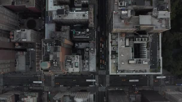AERIAL: Perspectiva de aves sobrevuela Manhattan Nueva York bulliciosas luces de la calle al atardecer épico — Vídeo de stock