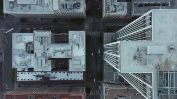 AERIAL: Slow Birds View Flug über Downtown Los Angeles Kalifornien im wunderschönen Sunrise Light mit Blick auf Wolkenkratzerdächer und vorbeifahrenden Autoverkehr — Stockvideo