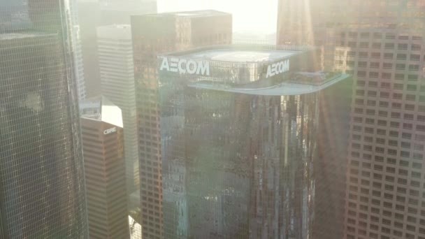 Los Angeles şehir merkezindeki AECOM gökdelenini kapatın, California Skyline güzel mavi gökyüzü ve güneşli parlak ışık günü — Stok video