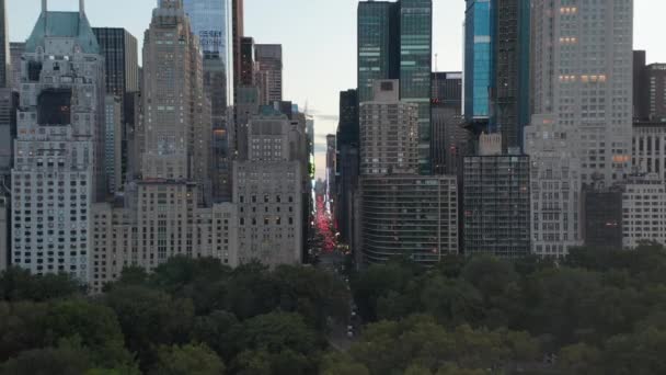 АЭРИАЛ: Вид на 7-ю авеню Траффик и Таймс-сквер над Центральным парком Нью-Йорка на закате с огнями Сити — стоковое видео