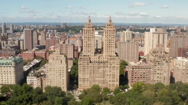 AERIAL: Vuelo a lo largo de la hermosa calle de la ciudad de Nueva York en el parque central en el soleado día de verano — Vídeos de Stock