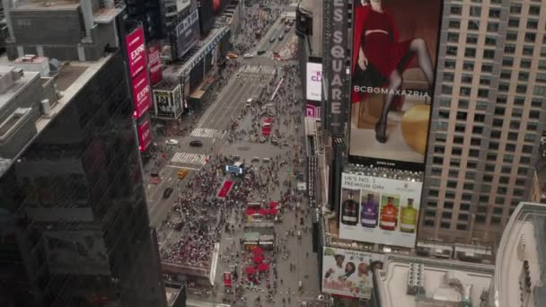 AERIAL: Titta över Times Square hjärtat av New York City på Daylight med massor av människor och tung biltrafik ovanifrån — Stockvideo