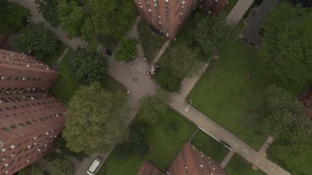 AERIAL: Birds View flight over typicall Apartamento no bairro de Nova York com jardim, humor escuro, Manhattan — Vídeo de Stock