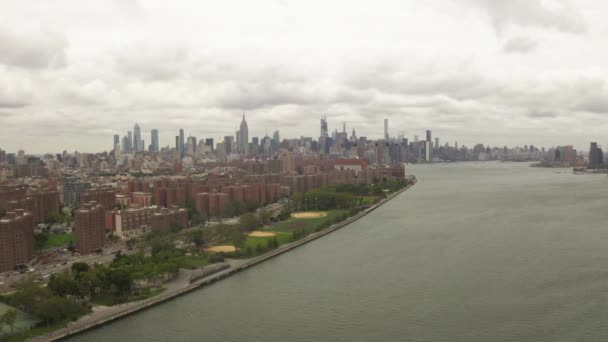Πτήση πάνω από Williamsburg Bridge προς Empire State Building σε συννεφιασμένη ημέρα — Αρχείο Βίντεο