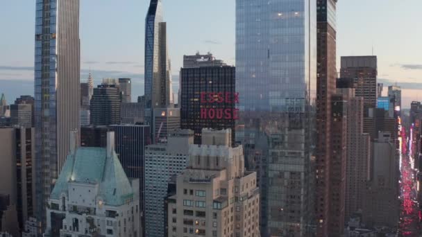 AERIAL: 센트럴 파크에 있는 뉴욕 시의 번쩍이는 도시 조명 과 함께 멋진 선셋에 있는 에섹스 하우스 맨해튼 스카이라인의 근접 사진 — 비디오