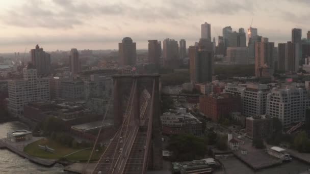 AERIAL: Vuelo sobre el puente de Brooklyn con el tráfico de coches en movimiento amanecer luz de la mañana hacia Brooklyn — Vídeo de stock