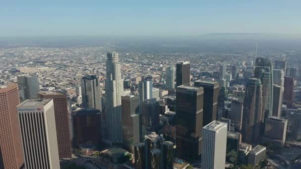 AERIAL: Vista ampla do centro de Los Angeles, Califórnia Skyline no céu azul bonito e dia ensolarado — Vídeo de Stock