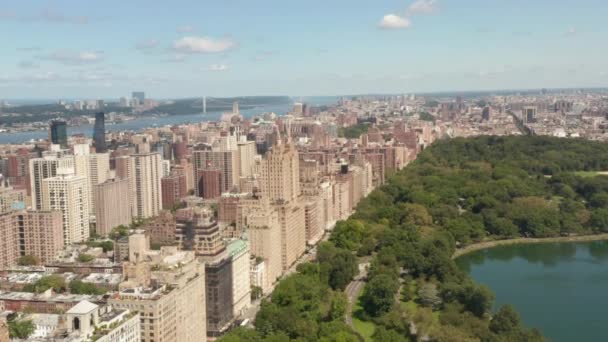 AERIAL: Hermosos edificios de la ciudad de Nueva York con Central Park en el soleado día de verano — Vídeos de Stock