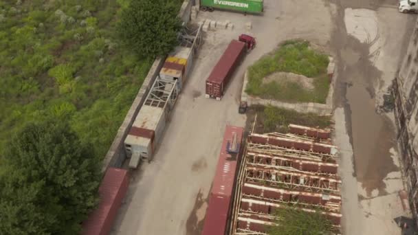 AERIAL: Siguiendo el camión de carga con carga pesada en los muelles de la ciudad de Nueva York Día gris nublado — Vídeo de stock
