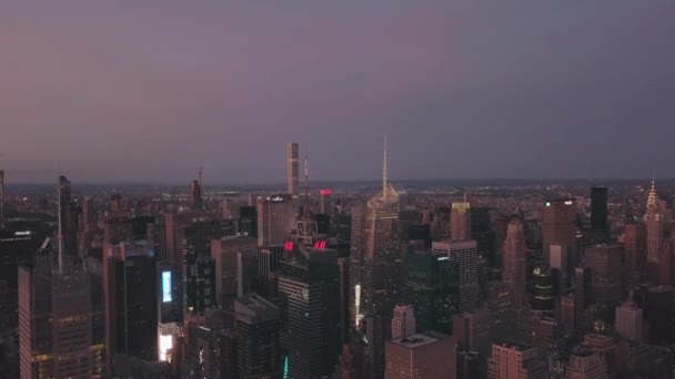 AERIAL: Vuelo en avión no tripulado de Manhattan por la noche con luz brillante de la ciudad de Nueva York — Vídeos de Stock