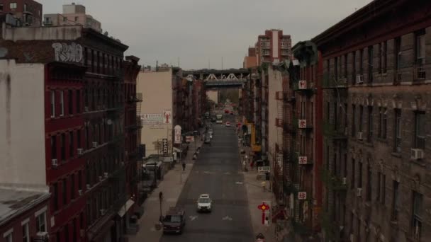 Низкий рейс через Чайнатаун, улица Нью-Йорка с китайскими азиатскими буквами в сторону моста — стоковое видео