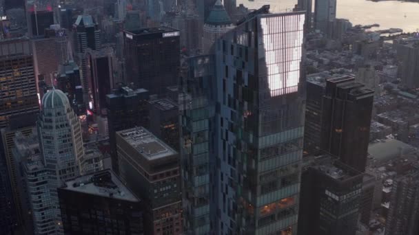 AERIAL: епічний вид на enourmus new Manhattan Skyscraper at Sunset з світлофорами — стокове відео