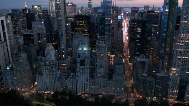 AERIAL:マンハッタン・スカイライン・アット・セントラル・パークのニューヨーク市の明かりが点滅する夜 — ストック動画
