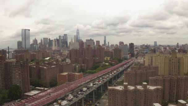 AERIAL: Lot przez most Williamsburg z dużym ruchem samochodowym w kierunku nowego World Trade Center w pochmurny dzień — Wideo stockowe