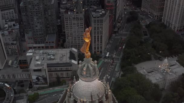 AEREO: Circondare statua d'oro a New York con traffico autostradale e città trafficata — Video Stock