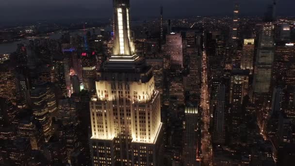 Létání nad nimi osvětlovalo v noci paralelní ulice a křižovatky, obytné domy a kancelářské budovy v Midtown Manhattan, New York City. Silniční infrastruktura v metropoli — Stock video