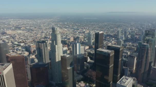 AERIAL: Szeroki widok na centrum Los Angeles, California Skyline na piękne błękitne niebo i słoneczny dzień — Wideo stockowe