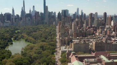 Güneşli bir yaz gününde New York City caddesindeki Centrall Park 'a uçuş. 