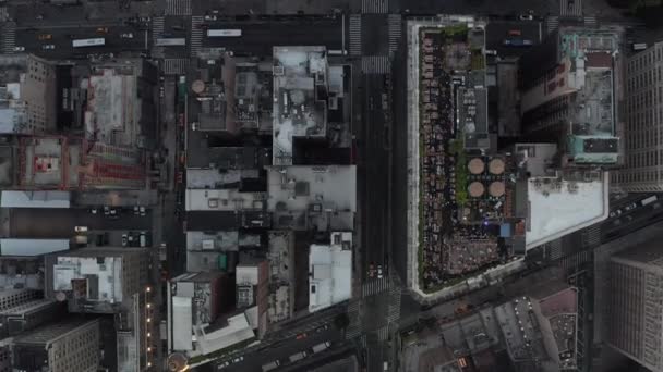 AERIAL: Perspectiva de aves sobrevuela Manhattan Nueva York bulliciosas luces de la calle al atardecer épico — Vídeos de Stock