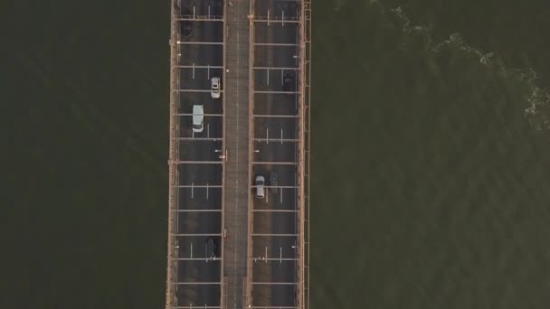 AERIAL: Overhead Birds Eye View van Brooklyn Bridge met Tilt up to Reveal Manhattan New York City Skyline bij zonsondergang in prachtig — Stockvideo