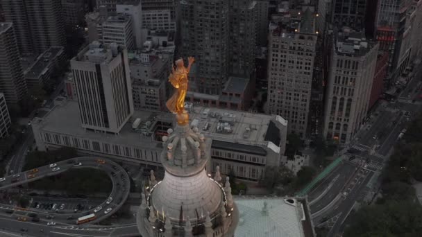 AERIAL: Κύκλωμα χρυσό άγαλμα στη Νέα Υόρκη με οδική κυκλοφορία και πολυσύχναστη πόλη — Αρχείο Βίντεο