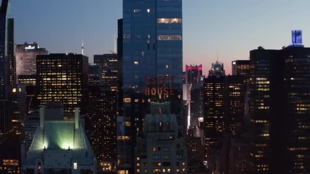 Κοντινό πλάνο του Essex House Manhattan Skyline τη νύχτα με φώτα της πόλης αναβοσβήνει στη Νέα Υόρκη στο Central Park — Αρχείο Βίντεο